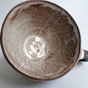 Kubek „biało na czarnym” - czarna ceramika z białymi kwiatami