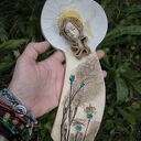 Anioł z chabrami - ręcznie wykonana dekoracja ceramiczna