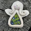 Ręcznie robiony anioł ceramiczny w kolorowej sukience na komunię i chrzest