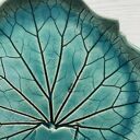 Dekoracyjny talerz ceramiczny z wzorem łopianu - organiczna patera