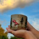 Kubek ceramiczny handmade z motywem lasu i grzybów