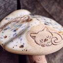 Ceramiczny grzybek z kotkiem - leśna zawieszka handmade
