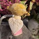 Ręcznie robiony anioł ceramiczny z zielonym sercem
