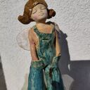anioł ceramiczny w turkusowych ogrodniczkach