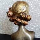 Wysoka rzeźba 14 cm Kobieta z kwiatami we włosach - czarna z metalicznym złotem