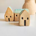 Ceramiczne domki 3 sztuki - ręcznie lepiona dekoracja na półkę