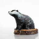 Borsuk ceramiczny - ręcznie wykonana figurka na drewnianej podstawie