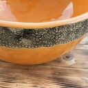 Pomarańczowa umywalka ceramiczna z koronkowym zdobieniem