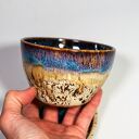Filiżanka ceramiczna z figurką żabki - nakrapiany opal (ok 370-380 ml)