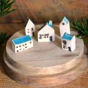 5 domków z ceramiki - miniaturowa dekoracja z detalami (komin, dachówka, okna, drzwi)