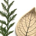 Ręcznie formowany talerzyk z ceramicznym listkiem na biżuterię