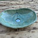 Turkusowa umywalka ceramiczna w kształcie liścia - rękodzieło do łazienki