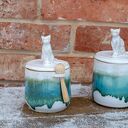 Urokliwa cukiernica z kotem i drewnianą łyżeczką - ceramiczny pojemnik