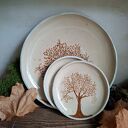 Ręcznie lepiony talerz ceramiczny z motywem drzewa