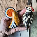 Dudek i dzięcioł na piku - ceramiczna dekoracja handmade