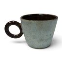 Ręcznie robiona filiżanka ceramiczna w błękicie i brązie