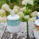 Turkusowo-biała cukiernica ceramiczna z kotem