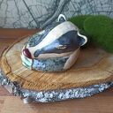 Skulony borsuk - figurka ceramiczna śpiący borsuk