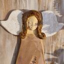Anioł ceramiczny na drewnianej desce - dekoracyjny wieszak