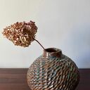 Wazon ceramiczny Deep Lines - rzeźbione linie i błyszczące szkliwo