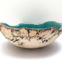 Artystyczna misa ceramiczna z turkusowym wnętrzem