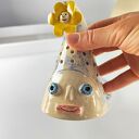 Ozdobny lampion z kwiatkiem, ceramika