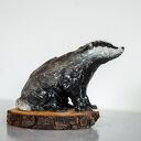 Borsuk ceramiczny - ręcznie wykonana figurka na drewnianej podstawie