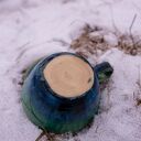 Filiżanka z figurką królika "Leśne jeziorko" - rękodzieło ceramiczne, ok. 300 ml