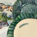 Ręcznie robiona ceramiczna misa z motywem liści w butelkowej zieleni