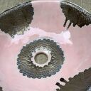 Różowa umywalka ceramiczna nablatowa - ręcznie robiona z koronkowym zdobieniem