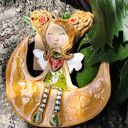 aniołek ceramiczny na morelowych księżycu