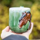 Kubek ceramiczny z koniem - zielony gniady, rękodzieło