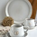 Zestaw dla dwojga Piegi ze stokrotką - białe filiżanki ceramiczne na paterze