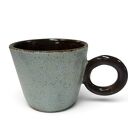 Ręcznie robiona filiżanka ceramiczna w błękicie i brązie