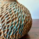 Wazon ceramiczny Deep Lines - rzeźbione linie i błyszczące szkliwo
