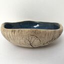 Organiczna miseczka ceramiczna z odbiciem polnych roślin
