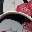 Talerz ceramiczny „Kobieta i czerwone kwiaty” - ręcznie malowany