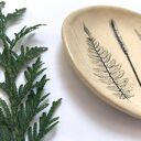 Talerzyk z roślinkami - ręcznie formowana podstawka ceramiczna