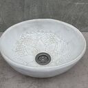Ręcznie robiona umywalka ceramiczna w stylu folkowym z koronkową fakturą