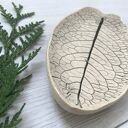 Ceramiczny talerzyk w kształcie liścia jako podstawka na biżuterię