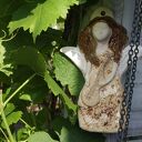 Anioł ceramiczny ze skrzypcami - beżowa ozdoba do domu i ogrodu