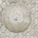 Beżowa umywalka ceramiczna w kształcie muszelki - ręcznie lepiona