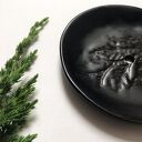 Okrągła ceramiczna mydelniczka z odbiciem gałązki tui