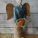 Ręcznie wykonany anioł ceramiczny w żakiecie z różami