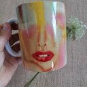 Ręcznie malowany kubek „Kolor kobiety” w kolorze czerwieni - autorski obraz na porcelanie