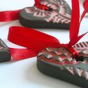 Zestaw 5 ceramicznych zawieszek na choinkę - serca z czerwoną wstążką
