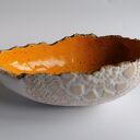 Jajeczna miseczka "13" - ceramiczna dekoracja z pomarańczowym połyskiem