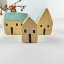 Ceramiczne domki 3 sztuki - ręcznie lepiona dekoracja na półkę