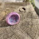 Fioletowy pierścionek ceramiczny handmade na regulowanej obrączce