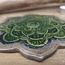 Ceramiczna podstawka na świecę mandala (c908) - butelkowa zieleń i stare złoto